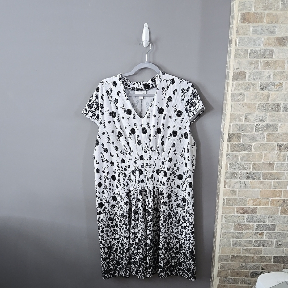 Black and White Floral Cap Sleeve Dress